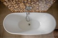 Freistehende Standbadewanne Badewanne Acryl 150 x 80 cm Ab- und Überlauf Click Clack Clara + Ecktisch Costa Bambus
