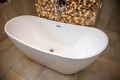 Freistehende Standbadewanne Badewanne Acryl 160 x 80 cm Ab- und Überlauf Click Clack Clara + Ecktisch Costa Bambus