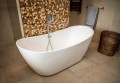 Freistehende Standbadewanne Badewanne Acryl 170 x 80 cm Ab- und Überlauf Click Clack Clara + Ecktisch Costa Bambus