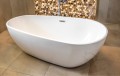 Freistehende Standbadewanne Badewanne Acryl 166 x 85 cm Ab- und Überlauf Click Clack Kira + Ecktisch Costa Bambus