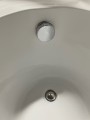 Freistehende Standbadewanne Badewanne mit Ablage Acryl 160 x 80 cm Ab- und Überlauf Elke + Tisch Badbank Bambus Lago