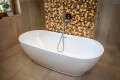 Freistehende Badewanne Standbadewanne Acryl 152x75 cm Adele Ab- und Überlauf + Ecktisch Bambus Costa (id: 1394)