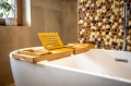 Freistehende Badewanne 170 x 72 cm Ablauf Click Clack Mineralguss Viya + Ablage Bambus